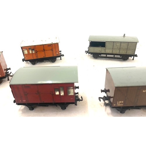 574 - Selection of 10 assorted Hornby Dublo carriages includes 2337, 168975, 508194