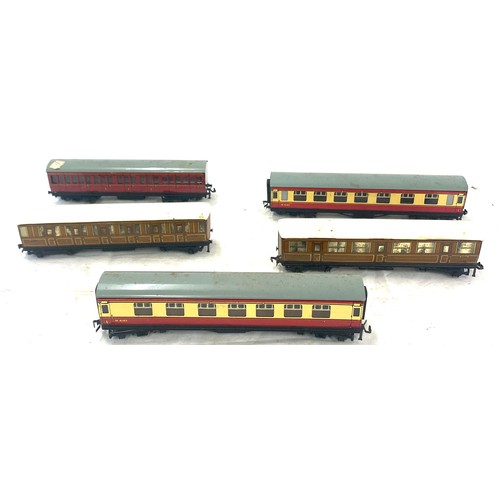 576 - Selection of Hornby Dublo carriages includes lner 42759, m 4183, m4183