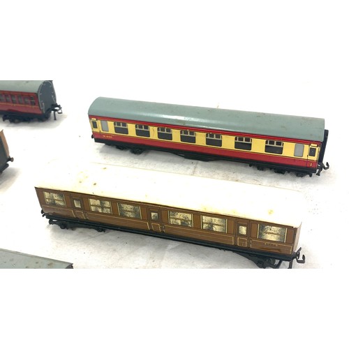 576 - Selection of Hornby Dublo carriages includes lner 42759, m 4183, m4183