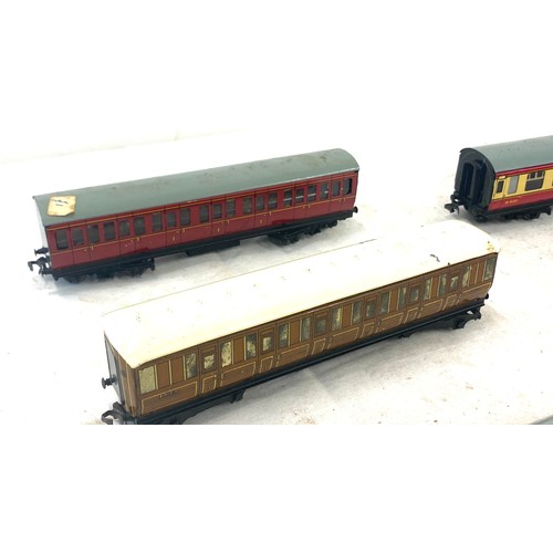 576 - Selection of Hornby Dublo carriages includes lner 42759, m 4183, m4183