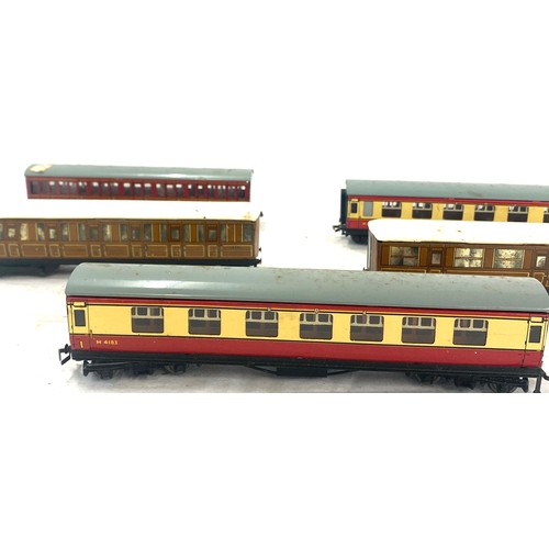 576 - Selection of Hornby Dublo carriages includes lner 42759, m 4183, m4183