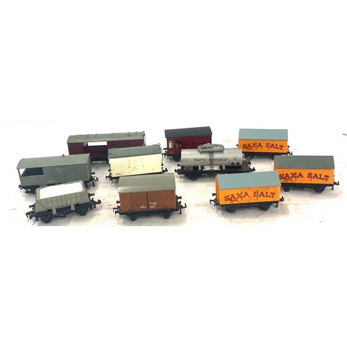 575 - Selection of Hornby carriages includes Saxa Salt, traffic service, ventilated van etc