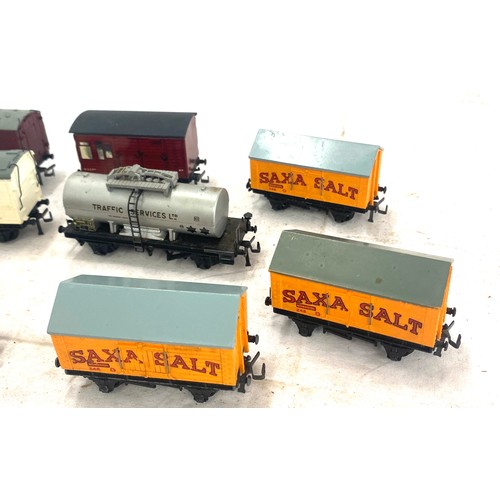 575 - Selection of Hornby carriages includes Saxa Salt, traffic service, ventilated van etc