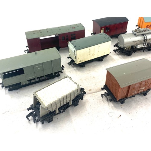 575 - Selection of Hornby carriages includes Saxa Salt, traffic service, ventilated van etc