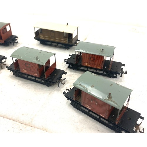 580 - Selection of hornby dublo carriages E178717, 730026, B950350