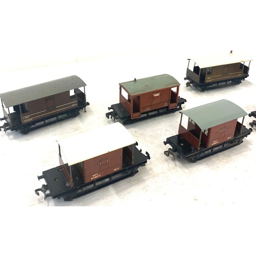 580 - Selection of hornby dublo carriages E178717, 730026, B950350