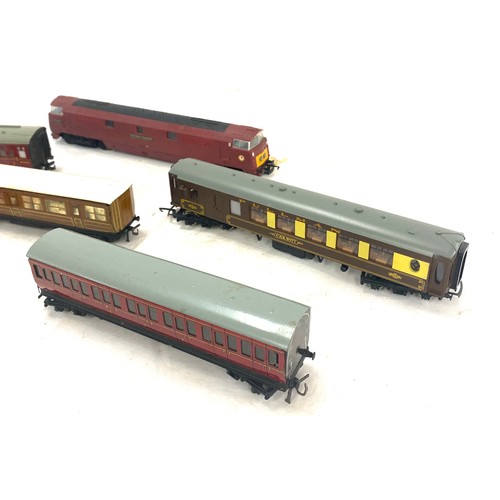 579 - Selection of hornby dublo carriages 4051, western courier d1062, car no77, sleeping car w2402 etc