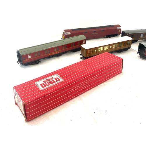 579 - Selection of hornby dublo carriages 4051, western courier d1062, car no77, sleeping car w2402 etc