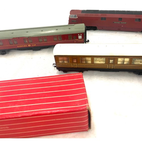 579 - Selection of hornby dublo carriages 4051, western courier d1062, car no77, sleeping car w2402 etc