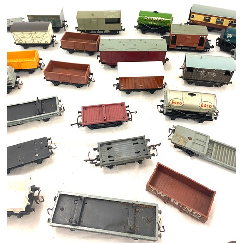 578 - Large selection of hornby dublo includes trailers, wagons and fuel tanks etc