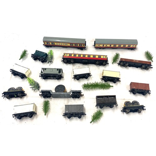 609 - Large selection of hornby carriages includes 10 T M486, M4183 and 545523 etc