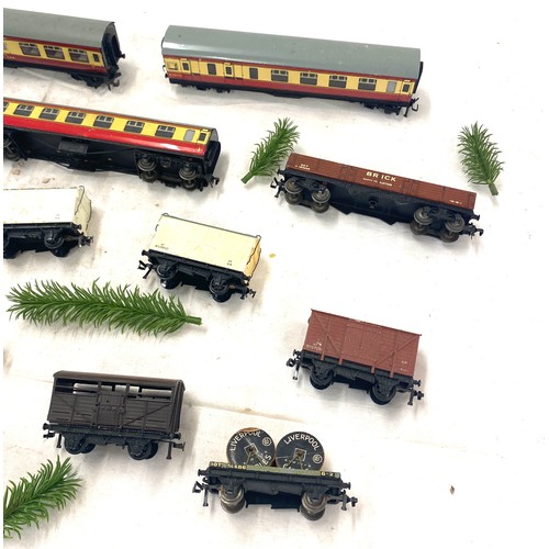 609 - Large selection of hornby carriages includes 10 T M486, M4183 and 545523 etc