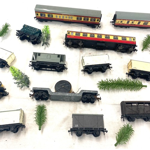 609 - Large selection of hornby carriages includes 10 T M486, M4183 and 545523 etc