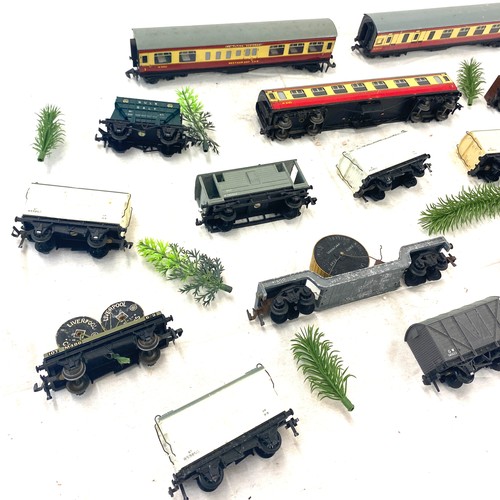 609 - Large selection of hornby carriages includes 10 T M486, M4183 and 545523 etc