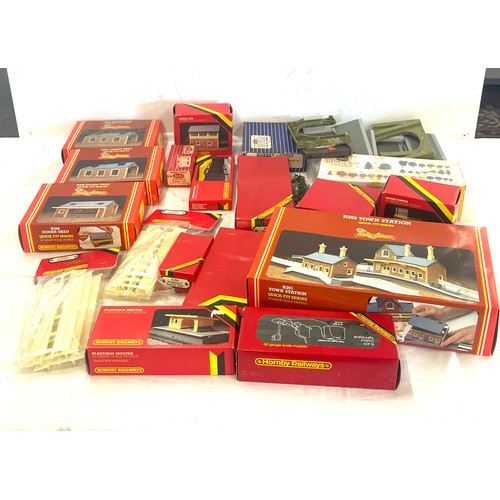 296 - Large selection of boxed Hornby Track accessories includes R593 Town station, R506 Goods Shed.