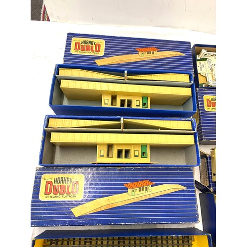 295 - Selection of boxed Hornby items includes Hornby Dublo controller type c3, d1 signal cabin, Hornby 32... 