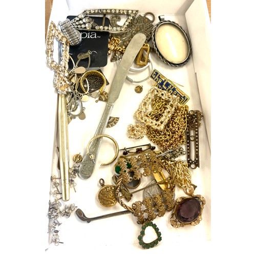 487 - Selection of costume jewellery/ collectors items includes vintage belt buckles, silver golf brooch, ... 