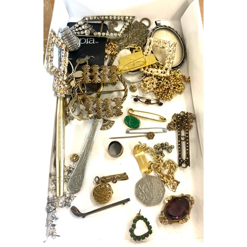 487 - Selection of costume jewellery/ collectors items includes vintage belt buckles, silver golf brooch, ... 