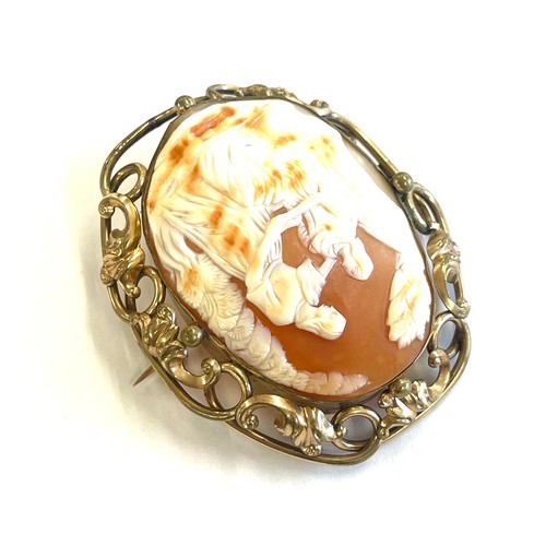 514 - Large victorian cameo brooch measures approx 7cm by 5.5cm