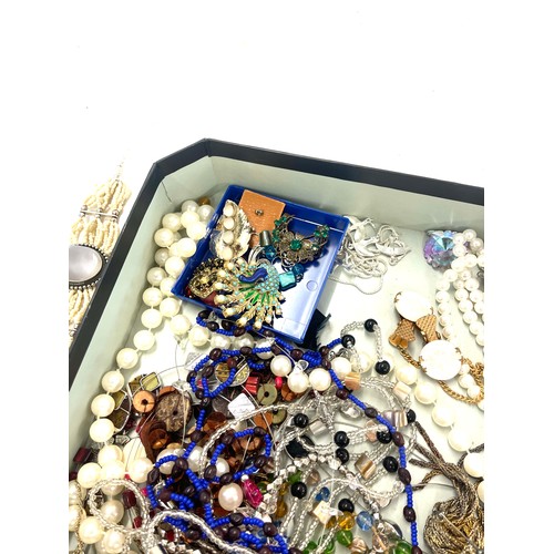 522 - Box of assorted ladies costume jewellery