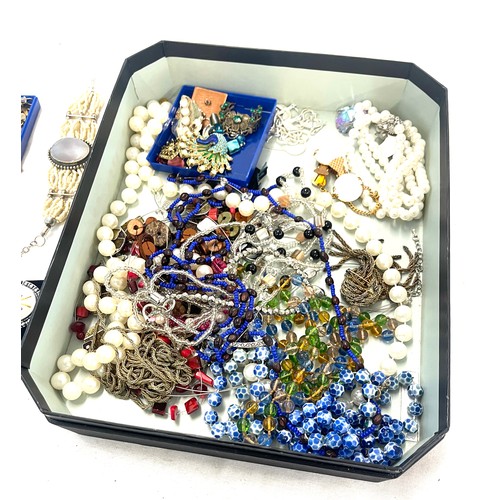 522 - Box of assorted ladies costume jewellery