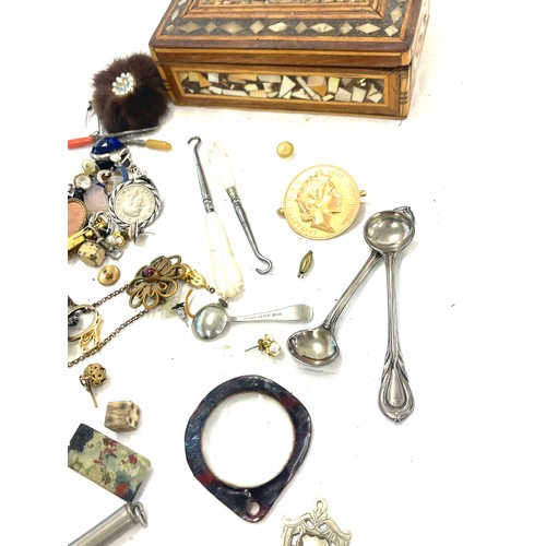 523 - Box of assorted ladies costume jewellery