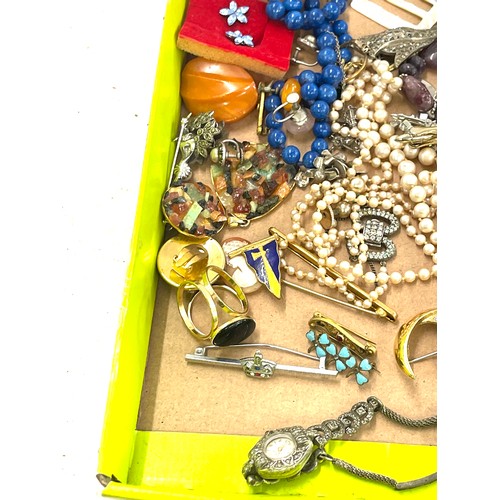 525 - Box of assorted ladies costume jewellery