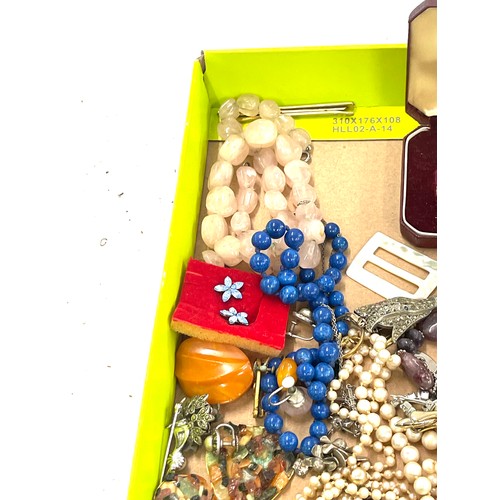 525 - Box of assorted ladies costume jewellery