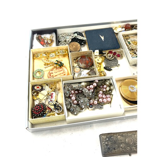 524 - Box of assorted ladies costume jewellery