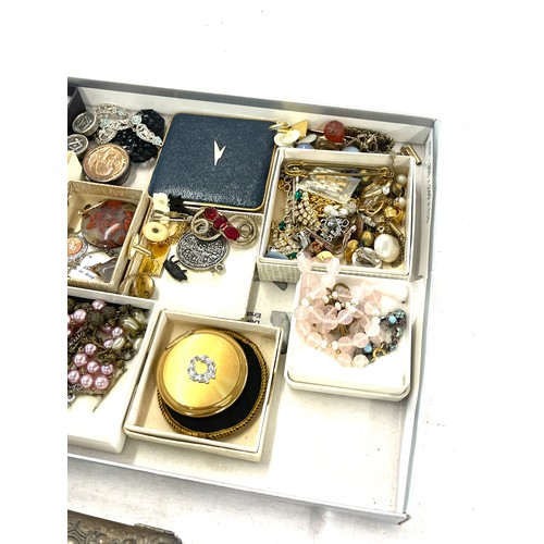 524 - Box of assorted ladies costume jewellery