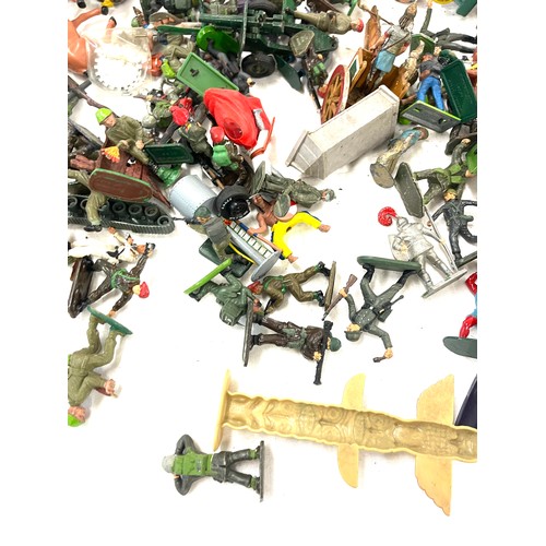 120 - Selection of vintage toy soldiers plastic and lead circa 1960s