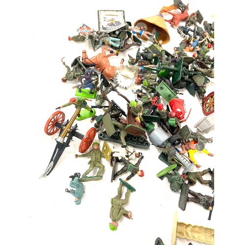 120 - Selection of vintage toy soldiers plastic and lead circa 1960s