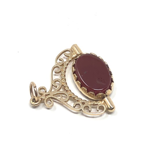 173 - 9ct gold vintage carnelian & bloodstone swivel fob pendant (3.4g)