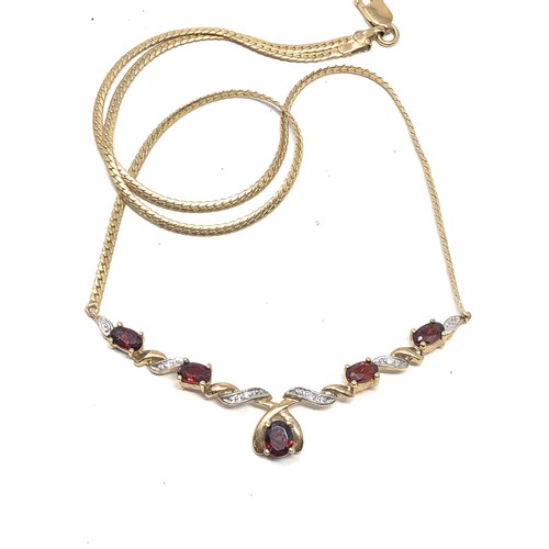 149 - 9ct gold garnet & diamond integrated twist pendant necklace (5.9g)