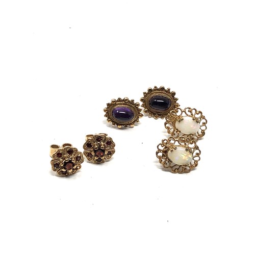 131 - 3 x 9ct gold vintage gemstone stud earrings inc. amethyst & opal (4.2g)