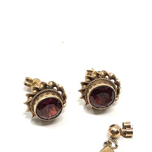 169 - 2 x 9ct gold vintage garnet earrings (3.6g)