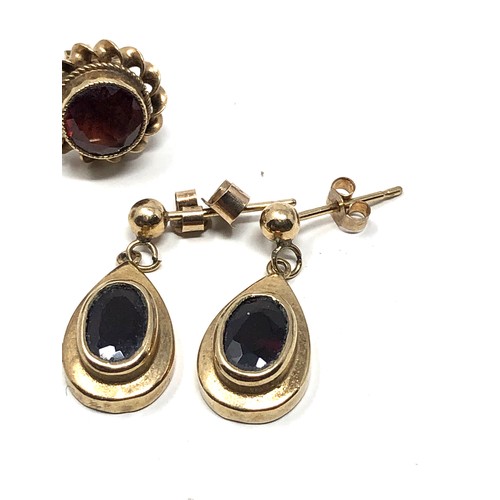 169 - 2 x 9ct gold vintage garnet earrings (3.6g)