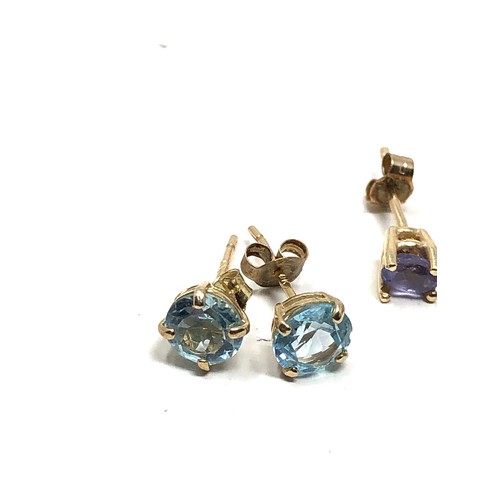 229 - 2 x 9ct gold gemstone stud earrings inc. tanzanite & topaz (1g)