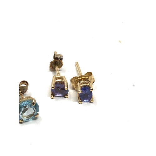 229 - 2 x 9ct gold gemstone stud earrings inc. tanzanite & topaz (1g)