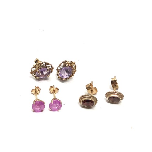167 - 3 x 9ct gold gemstone stud earrings inc. amethyst, garnet & pink sapphire (3.8g)