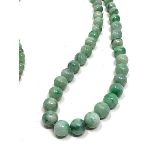227 - 9ct gold clasp jadeite beads single strand necklace (51g)
