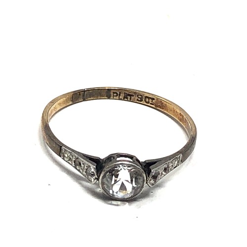 138 - 9ct gold & platinum white sapphire ring (1.3g)