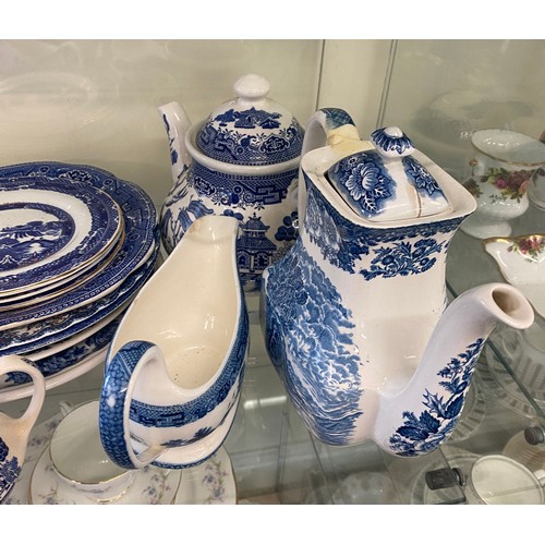 460 - Selection of vintage blue and white pottery to include cups, saucers, teapots etc