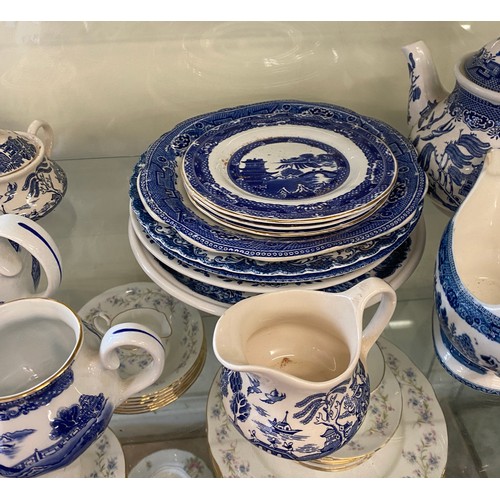 460 - Selection of vintage blue and white pottery to include cups, saucers, teapots etc