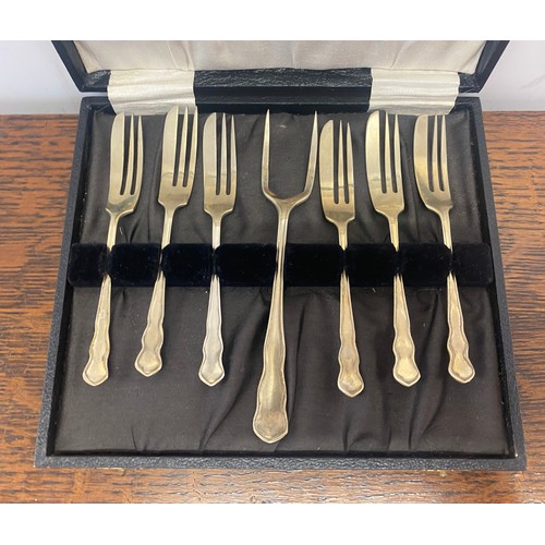 391 - Canteen of cutlery case with a selection of cutlery with a cased silver plated spoon set