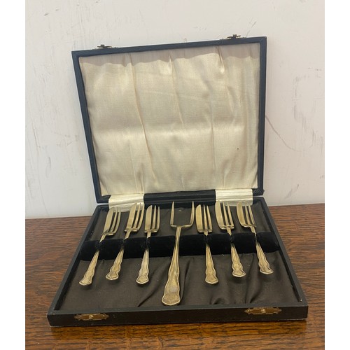 391 - Canteen of cutlery case with a selection of cutlery with a cased silver plated spoon set