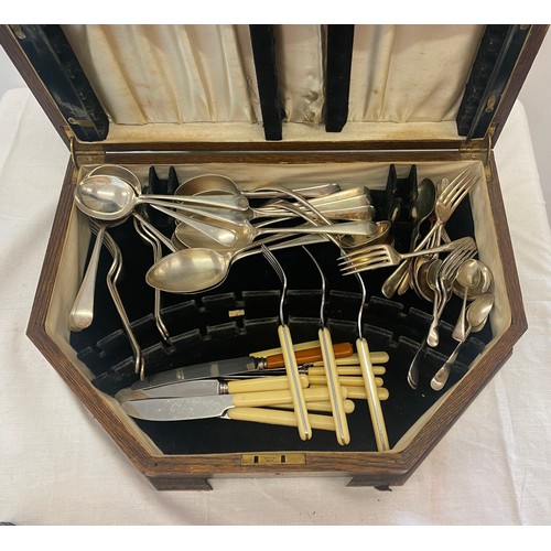 391 - Canteen of cutlery case with a selection of cutlery with a cased silver plated spoon set