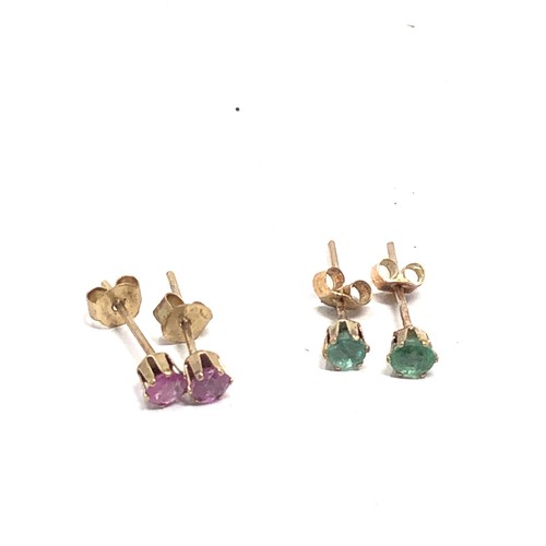 155 - 2 x 9ct gold gemstone stud earrings inc. emerald & ruby (0.5g)