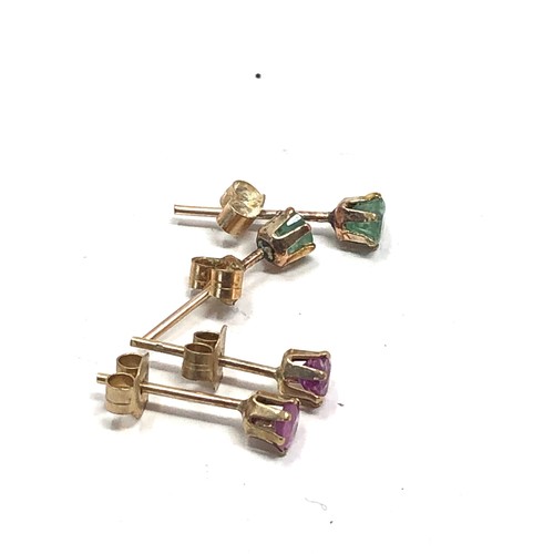 155 - 2 x 9ct gold gemstone stud earrings inc. emerald & ruby (0.5g)