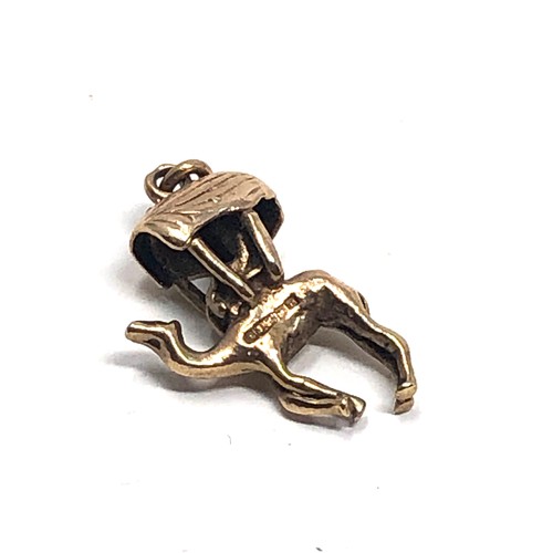 63 - Vintage 9ct gold camel carriage charm (2.3g)